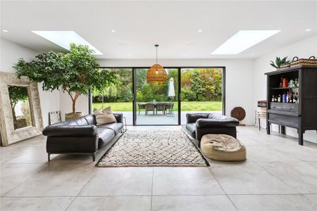 5 bedroom detached house to rent - Photo 2