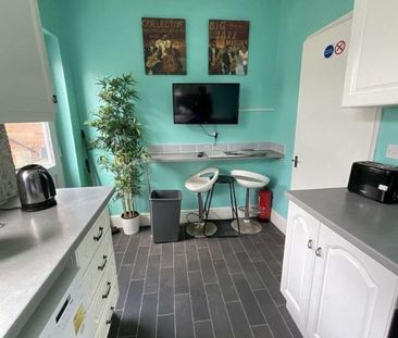 Maypole Hill, Halesowen, B63 - Photo 1