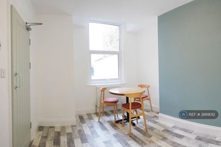 1 bedroom in a house share to rent - Photo 2