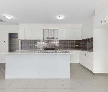 Near new. Family friendly. Easy care. - Photo 3