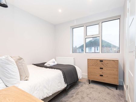 Ideal Home For Modern Living - All En-Suite Rooms - Photo 2