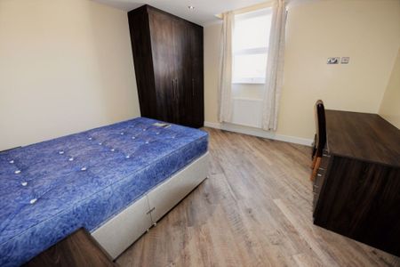 2 bedroom Flat in Woodsley Road, Leeds - Photo 5