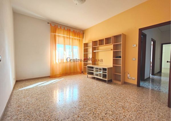 Appartamento con 2 camere, arredato.