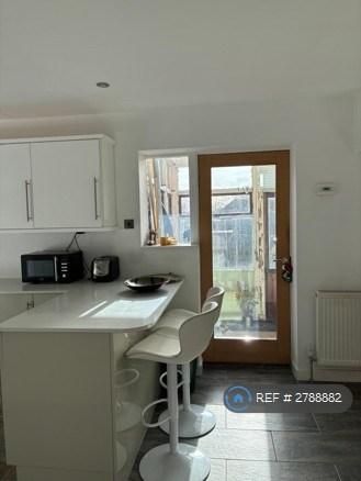 4 bedroom semi-detached house to rent - Photo 4