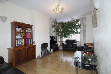 3 Bedroom House - Mid Terrace To Let - Photo 2