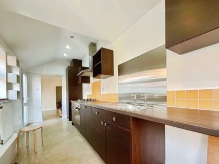 3 bedroom Mid Terraced House to let - Photo 5