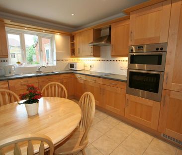 4 bedroom semi-detached house to rent - Photo 3