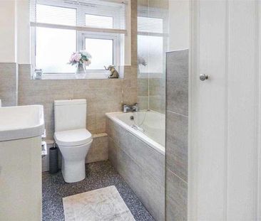 Waterside Mead, Canvey Island, SS8 - Photo 2