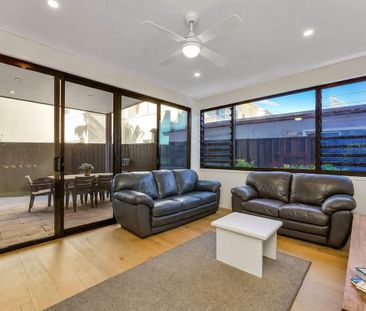 Coastal Luxury Living - Photo 3