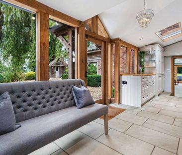 A beautifully extended thatched country home set within 2.18 acres ... - Photo 3