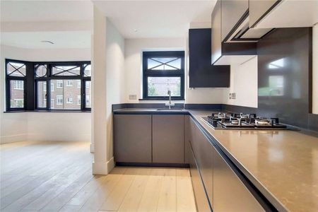 A newly refurbished luxury apartment set within an impressive mansion block. - Photo 5