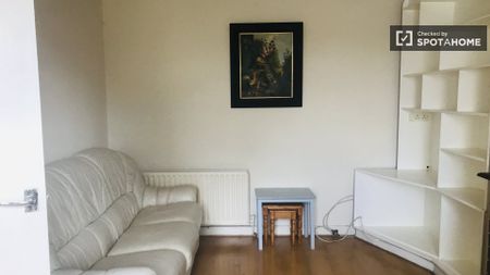 Rooms to rent in 3-bedroom house in Dublin - Photo 2