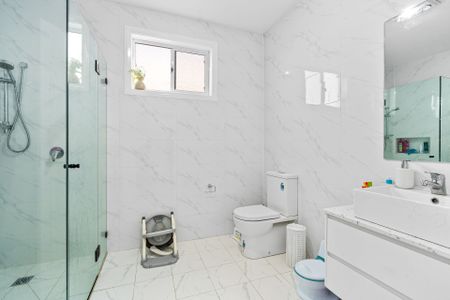 Spacious 6-Bedroom Family Home Now Available To Rent - Photo 3