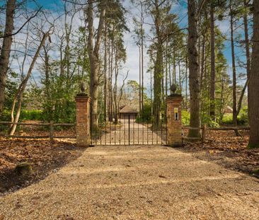 A substantial detached country house with a pool in one of Farnham'... - Photo 5