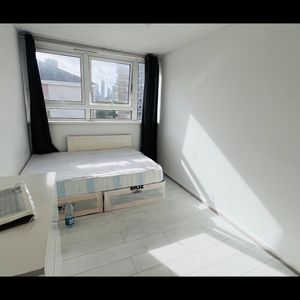 Room in a Shared Flat, Broomfield Street, E14 - Photo 2