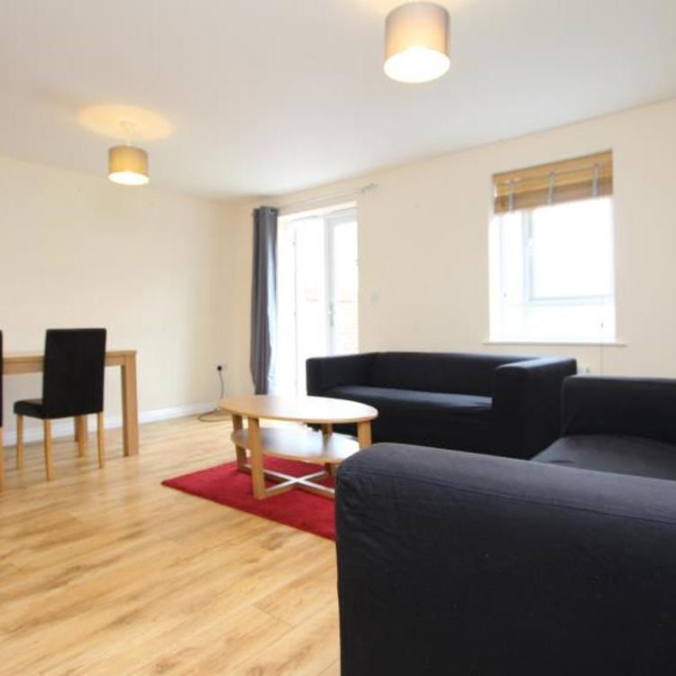 *** STUDENT HOUSE *** A large five bedroom student house available furnished with bills included from August. - Photo 1