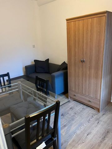 1 Bed Flat, Bath Street, NG1 - Photo 3