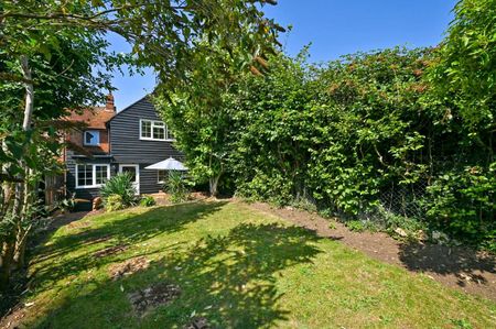 A pretty brick and flint character cottage located in the picturesque village of Radnage - Photo 3