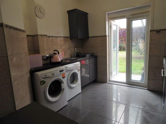 House share to rent in Whitchurch Lane, Edgware, HA8 - Photo 1