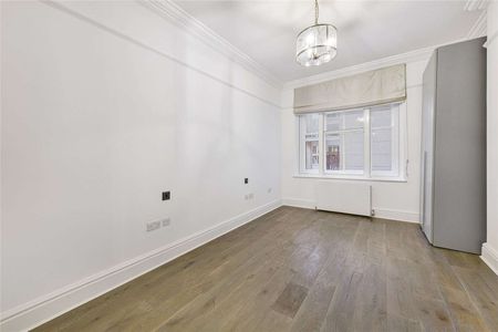 Beautifully refurbished 4 bedroom, 2 bathroom apartment, enviably located in the heart of Westminster. Situated in a beautiful mansion block with porter. - Photo 2