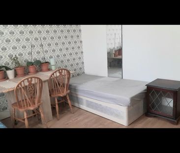 3 Bed Flat, London, E11 - Photo 1