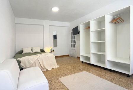 Carrer de Bernat i Baldoví, Burjassot, Valencian Community 46100 - Photo 2