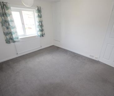 3 Bedroom House - Mid Terrace To Let - Photo 3