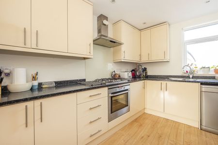 3 bedroom flat to rent - Photo 5