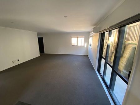 6-Bedroom Home in Welcome Bay - Photo 4