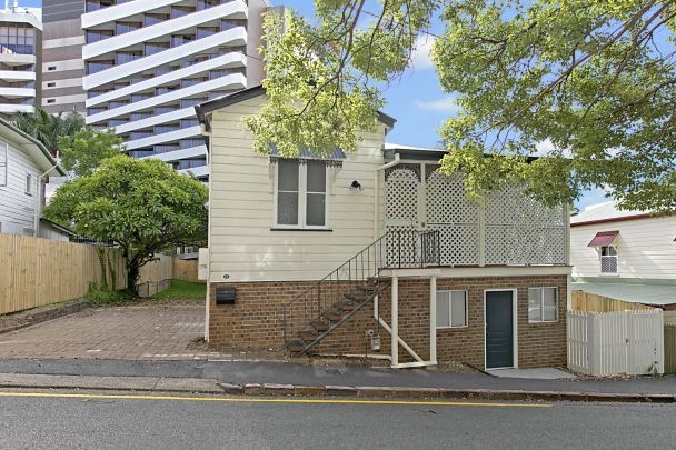 Renovated Inner-City Worker's Cottage – Walk to Everything! - Photo 1