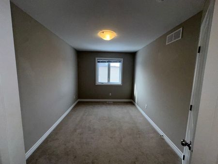 For Lease - 130 Eric Maloney Way, Blossom Park - Airport and Area, Ontario - Photo 5