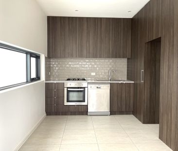 Two-bedroom townhouse with all your needs! - Photo 2