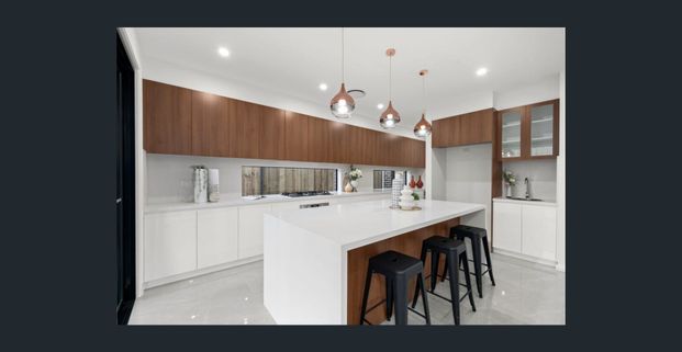 Stunning 5 Bedroom Home - Great Location! - Photo 1