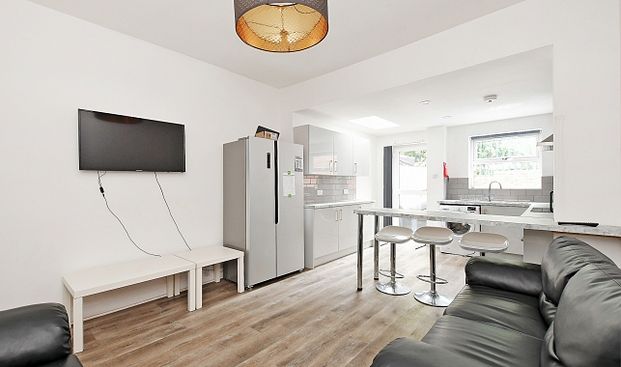 Spacious 5-Bedroom, 2-Bathroom Home Steps from Ecclesall Road - Photo 1