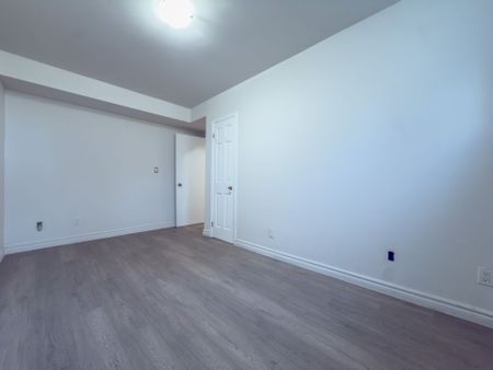 For Lease - 343 Bronte Road, Oakville, Ontario - Photo 2