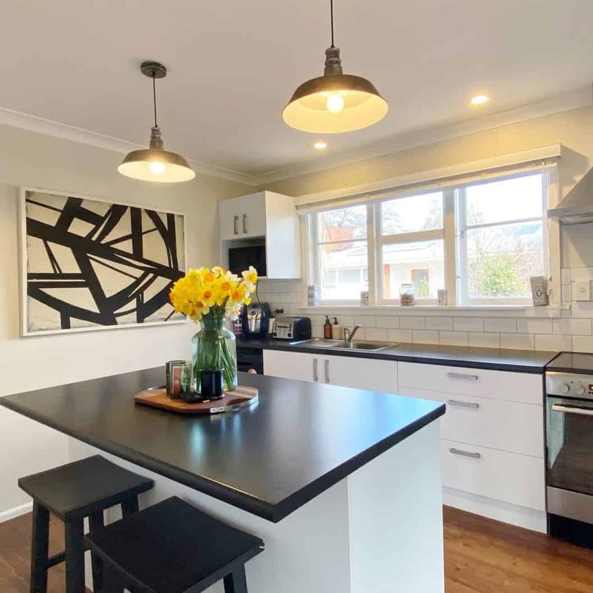 HILLMORTON - 3 BEDROOMS, 1 BATHROOM, HEATPUMP, SINGLE GARAGE - Photo 1