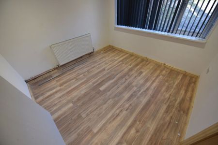 4 bedroom House in St Johns Close, Leeds - Photo 3