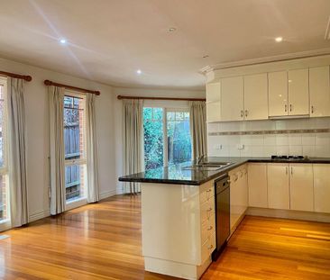 Stylish & Spacious Living in the Heart of Mont Albert North - Photo 4