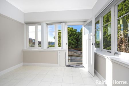 Two Bedroom Art Deco Apartment In Dulwich Hill - Photo 2