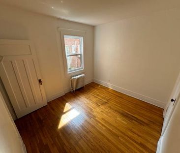 Monkland Village; lower duplex; large quiet 6 1/2, garage, metro - Photo 1