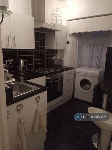 1 bedroom in a house share to rent - Photo 5