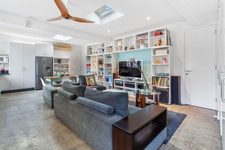 Stunning Top Floor Residence with a spectacular deck with ALL bills included - Photo 2