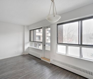 3333 West Jean Talon Street, Montréal, QC - Photo 1