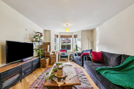 2 bedroom flat in London - Photo 3