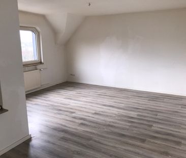 Ansprechende DG Wohnung 3 Zimmer mit Balkon - Photo 2