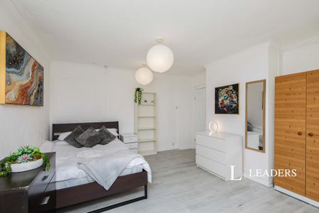 5 bedroom semi-detached house to rent - Photo 3