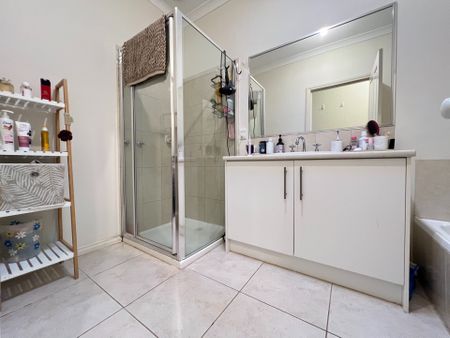 Modern 3 Bedroom Unit - Photo 4