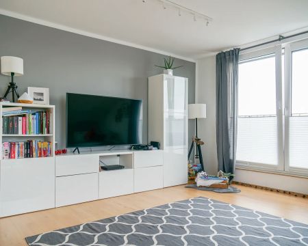 Mit Blick in die Ferne und Wohlfühlgarantie: Ideal geschnittene 3-Zimmer Wohnung mit Einzelgarage! - Foto 2