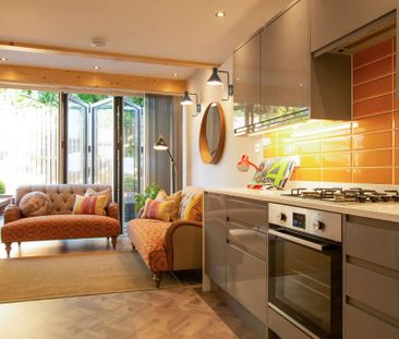 Fully remodelled to the highest specification! - Photo 2