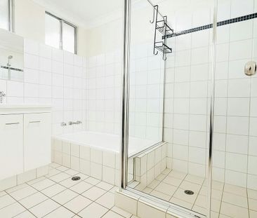 BEAUTIFUL FAMILY HOME WITH POOL - Photo 6